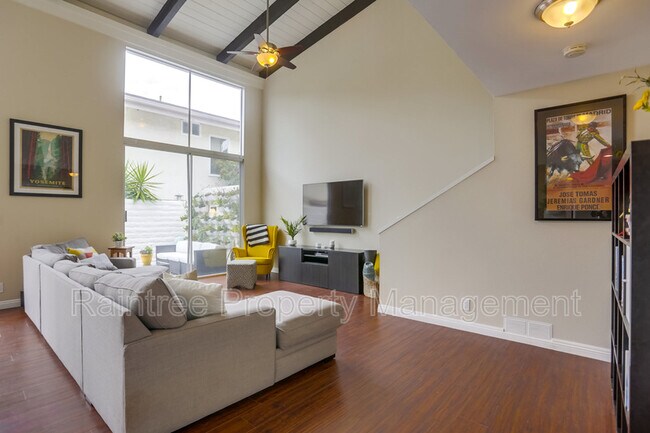 Building Photo - 2544 Navarra Dr