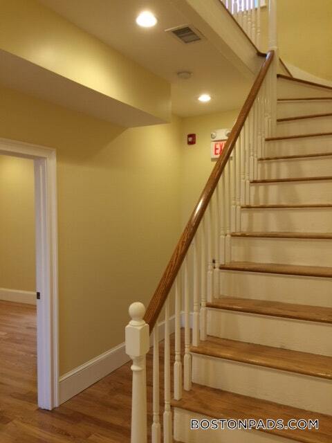 Building Photo - 208 Holland St