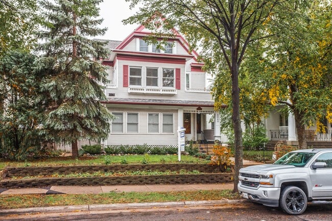 Building Photo - 3040 James Ave S