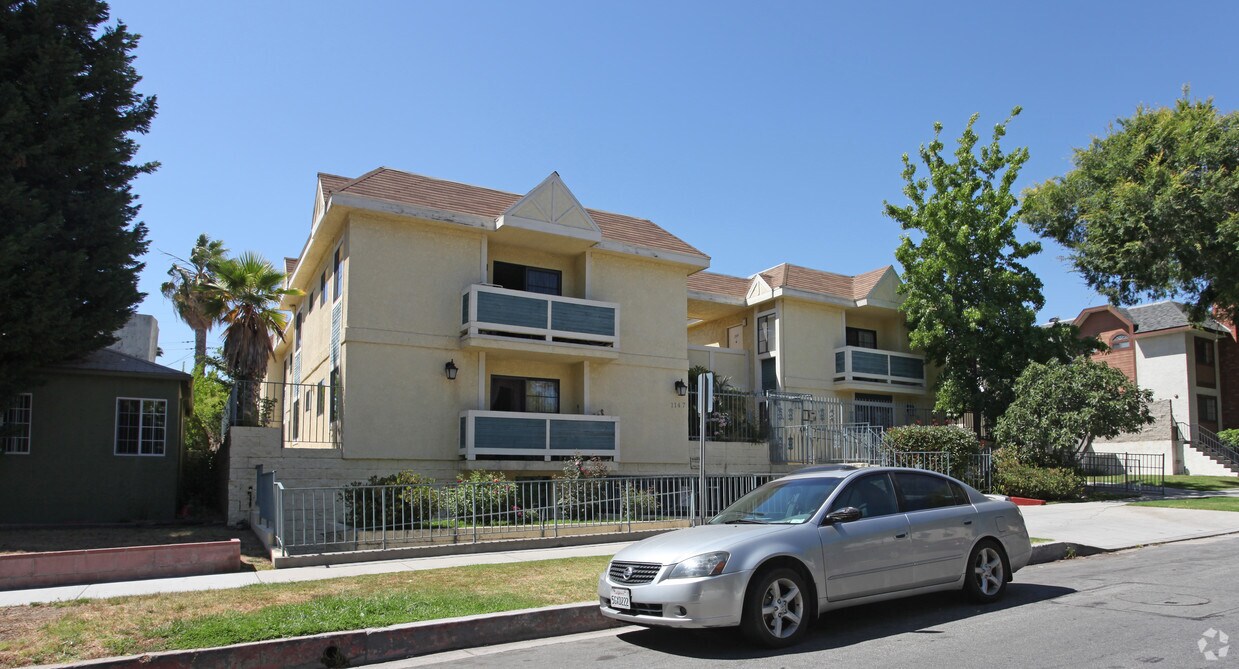 Primary Photo - 1147-1149 Elm Ave