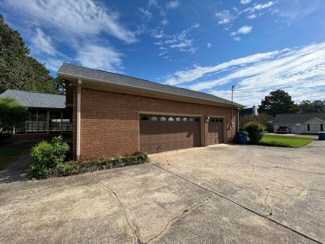 Building Photo - 104 Cambridge Ln