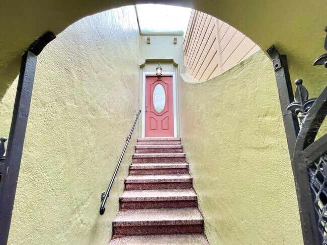 Photo - Bernal Hts. 2Br/1.5Ba Home w/Fab City View...