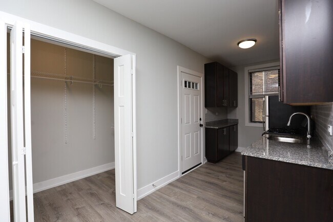 Foto del edificio - 716 W Brompton Ave