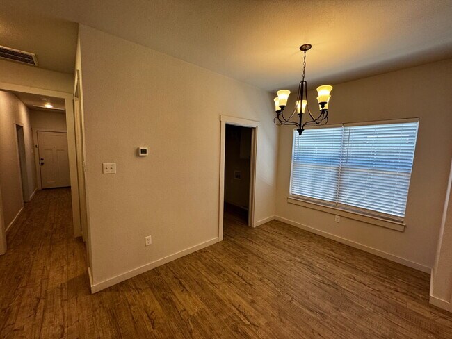 Foto del edificio - Beautiful Home Located Near Texas Tech Cam...