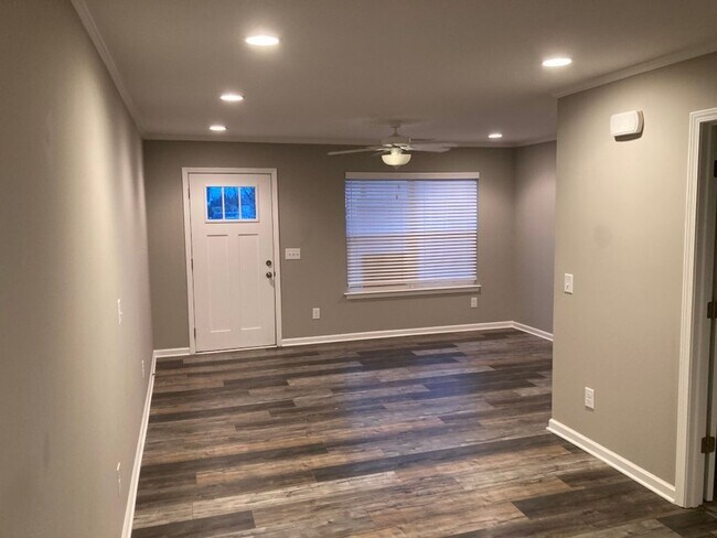 Foto del edificio - COMING SOON!!! End Unit townhome in Westwi...