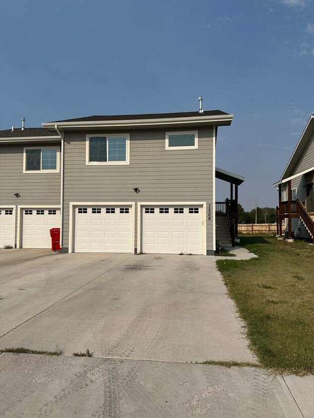 Primary Photo - BEAUTIFUL NEWER CONSTRUCTION! 3 BEDROOMS, ...