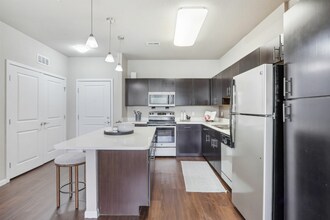 42-web-or-mls-100 Myrtle St - Unit 310 - 006.jpg - Weston Park at Longwood Station