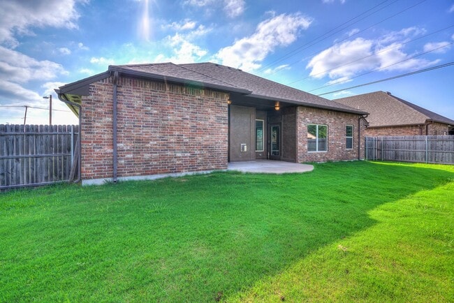 Foto del edificio - AVAILABLE THE END OF APRIL! 3 OR 4 BDRM, 2 BATHRM, 2 CAR & STORM SHELTER