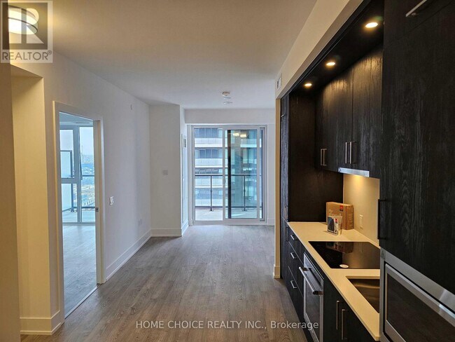 Building Photo - 10 Inn On The Pk Dr