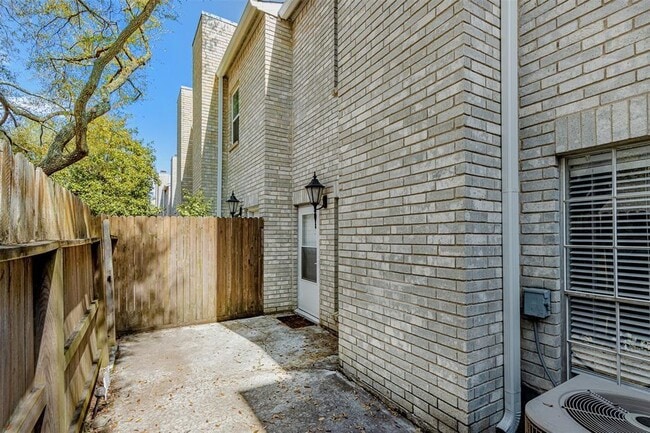 Building Photo - 17559 Red Oak Dr
