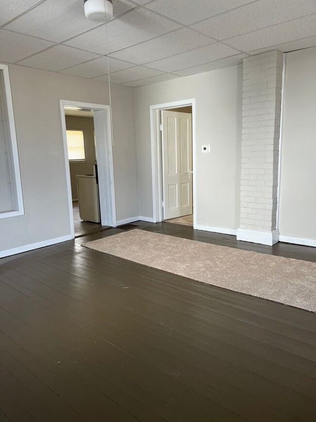 Building Photo - Cute  1 Bedroom