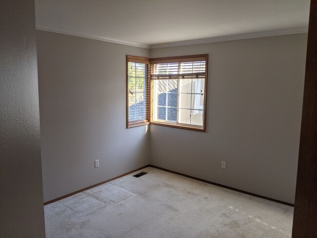 Building Photo - Spacious Single Family Home with Large Yar...