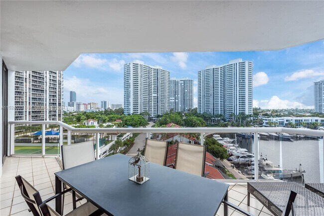 Foto del edificio - 3610 Yacht Club Dr