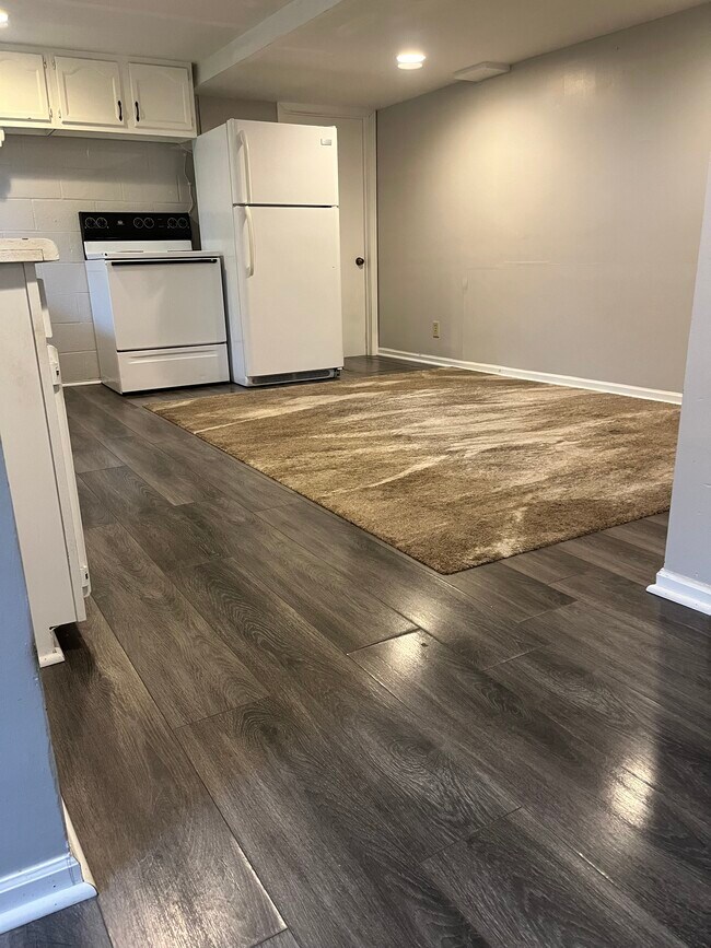 Building Photo - 503 Elm St