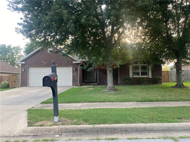 Foto del edificio - 2949 Bluegrass Pl