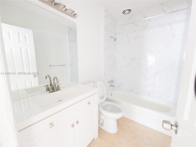 Foto del edificio - 1590 NE 127th St