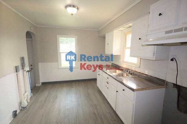 Building Photo - Two Bedroom House | Move in Ready