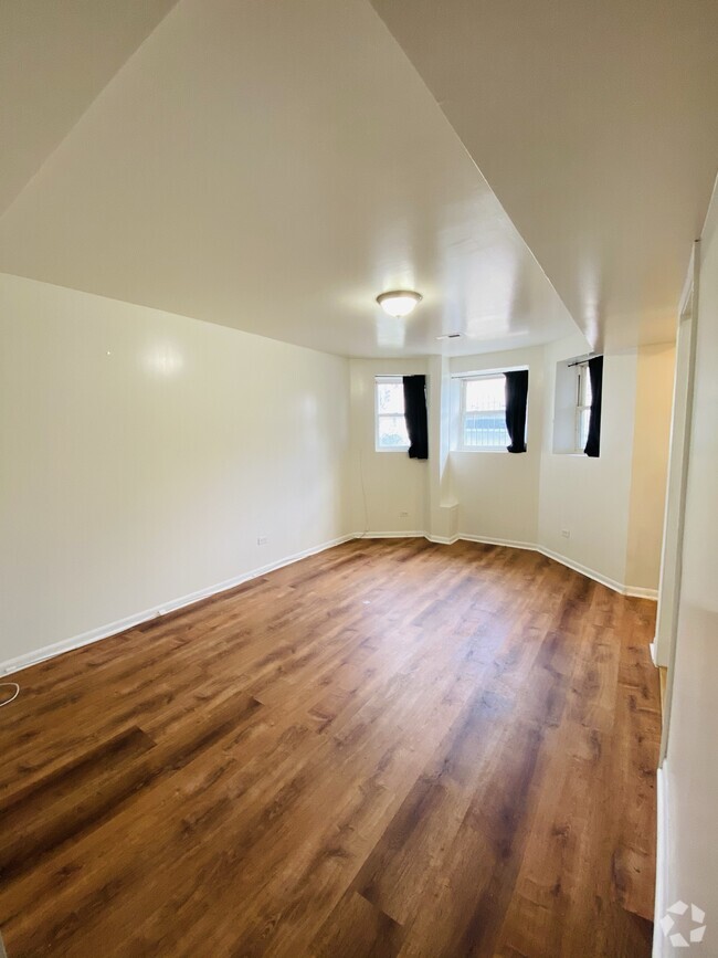 Building Photo - 3604 W Diversey Ave