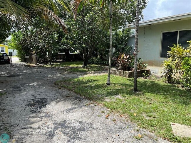 Foto del edificio - 817 NE 37th St