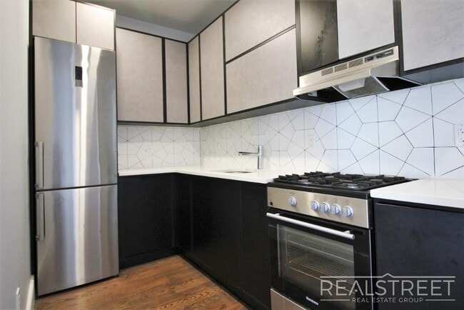 Building Photo - Luxury 2 BR in Bushwick with Balcony & Roo...