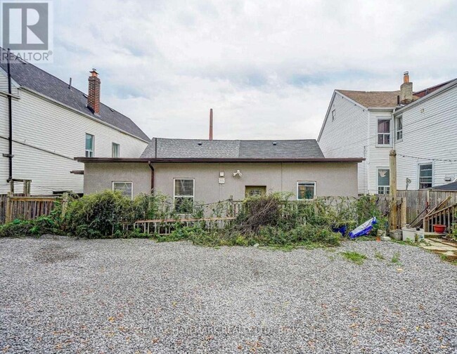 Photo du bâtiment - 822-822 Gerrard St E