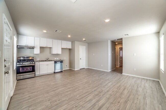 Building Photo - 2 Bedroom,1 bathroom located in Silo #1 Su...