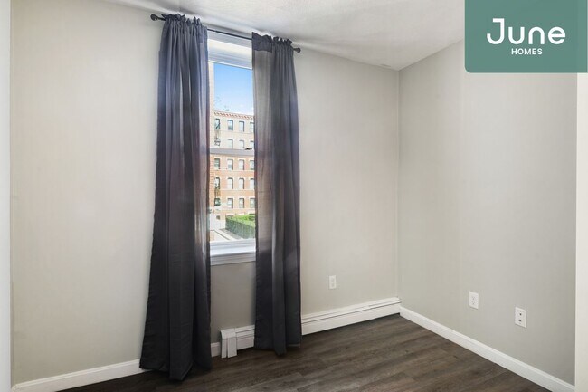 Building Photo - ROOM ONLY in 3-bed/1.0-bath Home