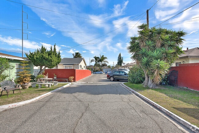 Building Photo - 14521 Firmona Ave
