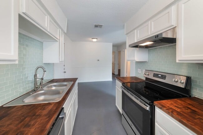 Building Photo - 2/1 in Central Austin with Garage & Private Yard