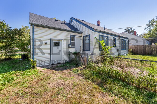 Building Photo - 653 Harding St