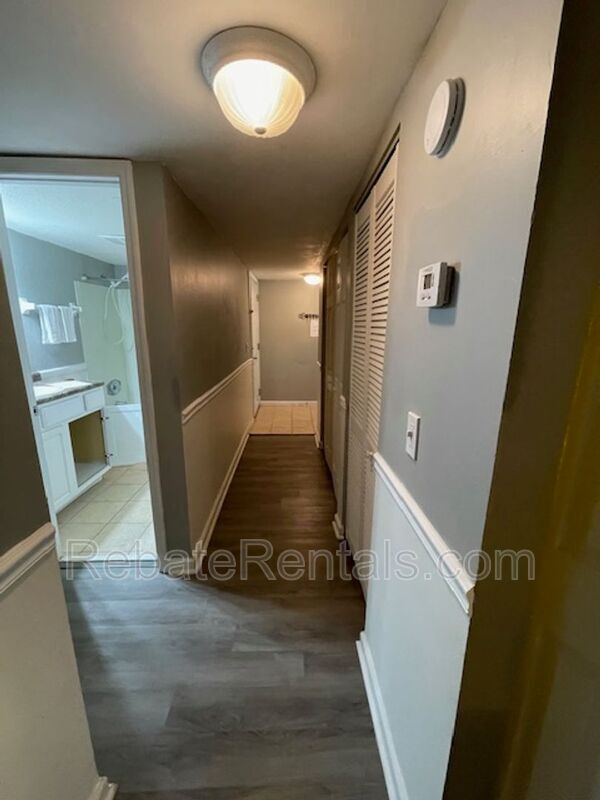 Building Photo - 8849 Old Kings Rd S