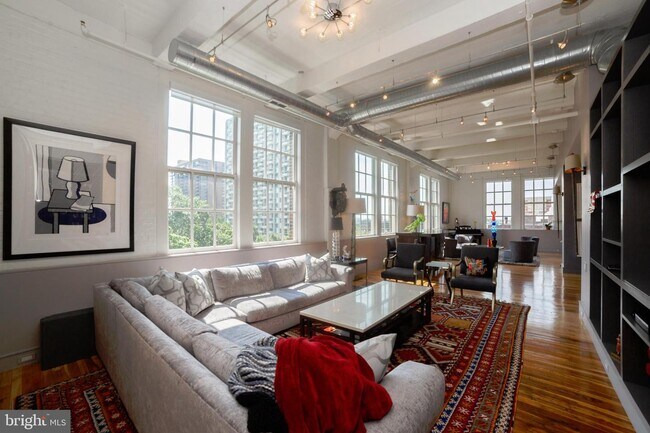 Foto del edificio - 220 W Washington Sq