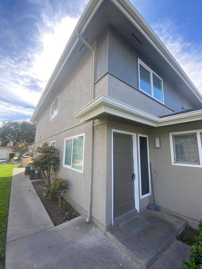 Building Photo - 2 Bed, 1 bath Conejo Creek Condo!