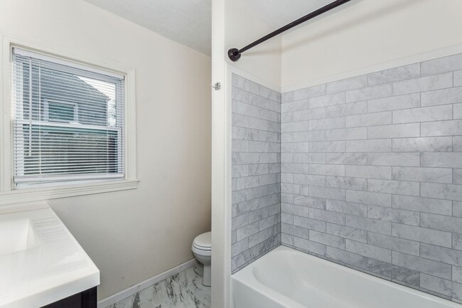 Building Photo - Bright and Spacious 2 Bedroom Duplex!