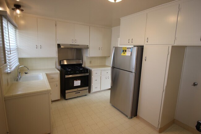Building Photo - 202 w Romie ln