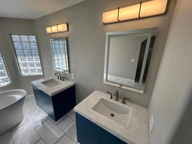 Foto del edificio - COMING SOON !!   GORGEOUS GATED RENOVATED ...