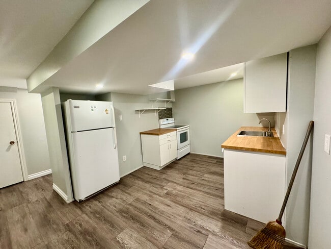 Building Photo - 2 Bedroom Basement Apartment – All Utiliti...