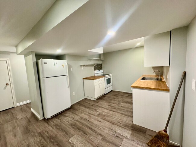 Photo du bâtiment - 2 Bedroom Basement Apartment – All Utiliti...