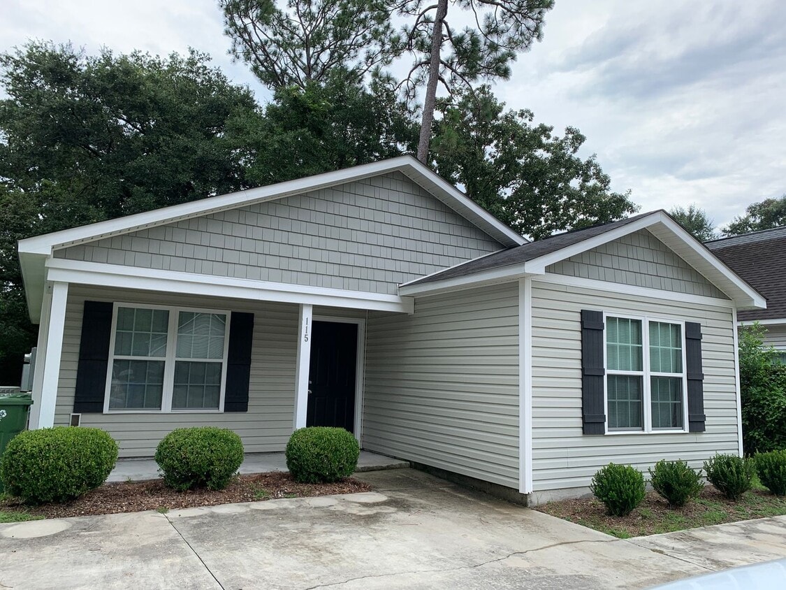 3 Bedroom, 2 Bath House Available Now - 3 Bedroom, 2 Bath House Available Now