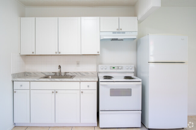 1BD, 1BA - 550SF - Kitchen - Lexington Court