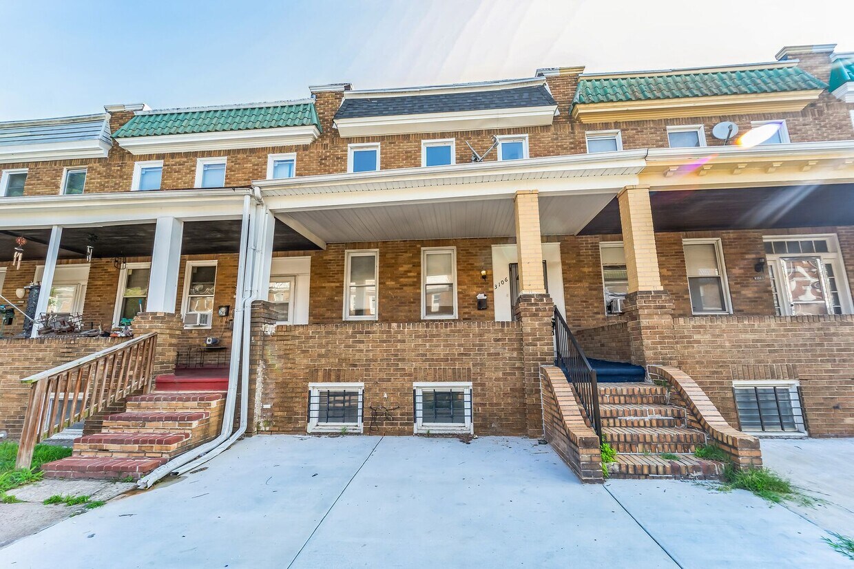 Primary Photo - 3 bed 2 bath row home for rent