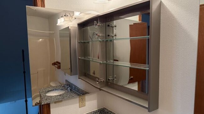 Foto del edificio - Two story duplex with two large bedrooms, walk in closet, one and a half bath, full basement.