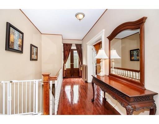 Primary Photo - 33 Mapleton St