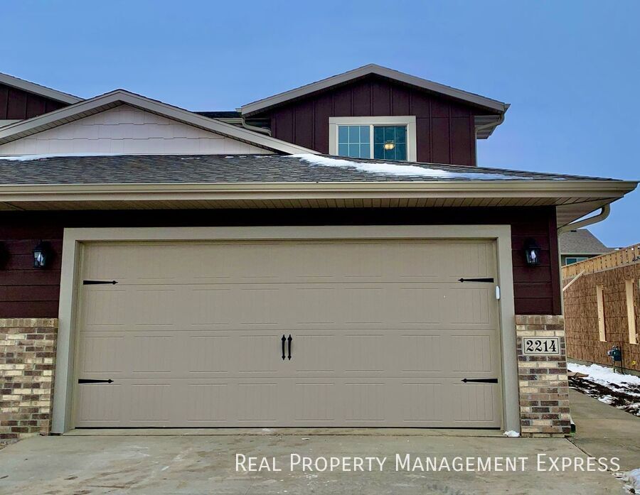Foto principal - 3 Bed 1.5 Bath Townhouse in West Sioux Falls