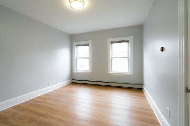 Building Photo - 329 Hurley St