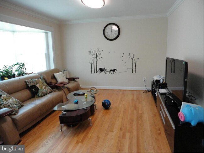 Foto del edificio - 4521 Mayfield Dr
