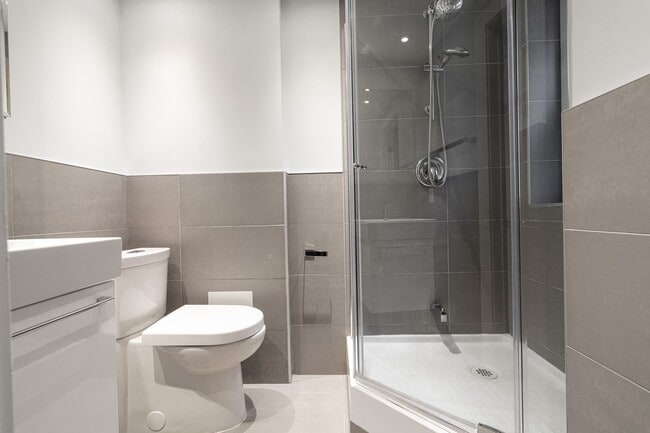 Building Photo - 160 Huron St