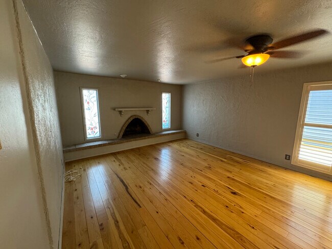 Foto del edificio - Lovely 3-Bedroom 2-Bathroom Home in Litchf...