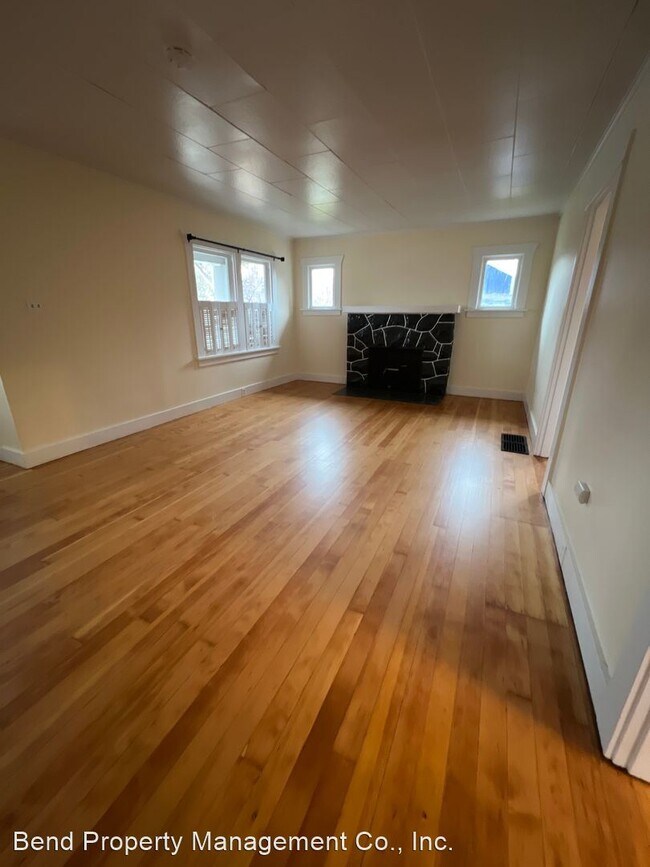 Building Photo - 2 br, 1 bath House - 245 NW Newport Ave.