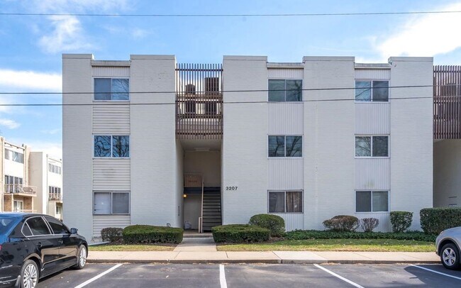Building Photo - Open and bright 3BR 2BA 2 level condo in t...